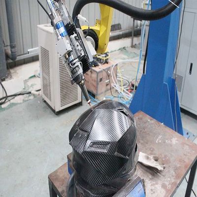 Raycus Laser Source 6 Axis 3D Robot Laser Cutter utilizzo per casco in fibra di vetro, casco in fibra di carbonio, casco Kevlar ecc