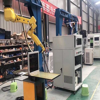 Raycus Laser Source 6 Axis 3D Robot Laser Cutter utilizzo per casco in fibra di vetro, casco in fibra di carbonio, casco Kevlar ecc